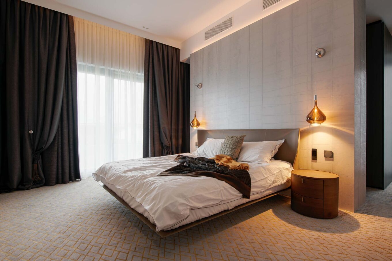 Magamistuba luksuskorteris mille kujundas JANKEN Wisespace kuhu kardinad ja kodutekstiilid teostas Disain Digesto