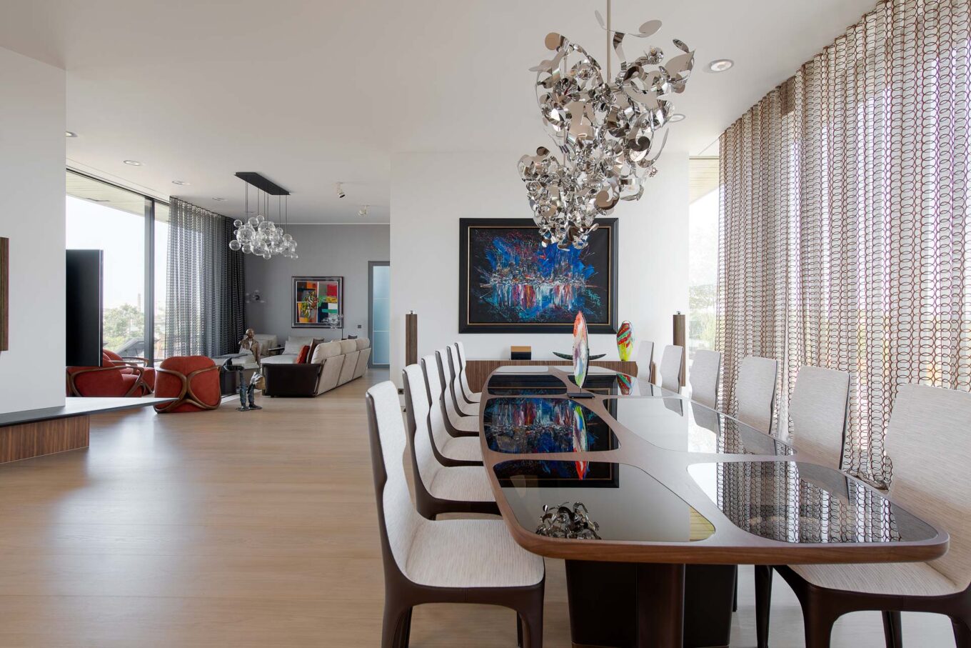 Söögituba katusekorteris mille kujundas Rein Laur ja kuhu kardinad ja süvislahendused teostas Disain Digesto